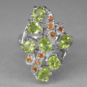 Элегантное кольцо с перидотами и сапфирами