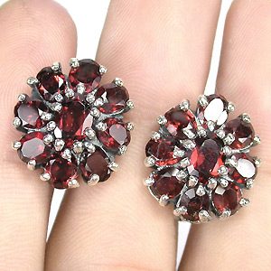 Превосходные серьги-цветки с гранатами