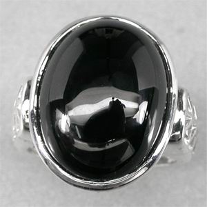 Кольцо с крупным кабошоном черной шпинели