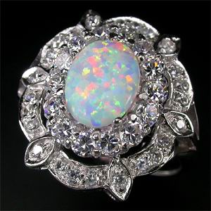 Эффектное кольцо с лабораторным опалом