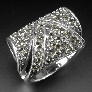 Эффектное высокое кольцо с марказитами