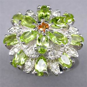 Высокое кольцо с золотистым сапфиром и перидотами