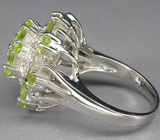 Высокое кольцо с золотистым сапфиром и перидотами Серебро 925