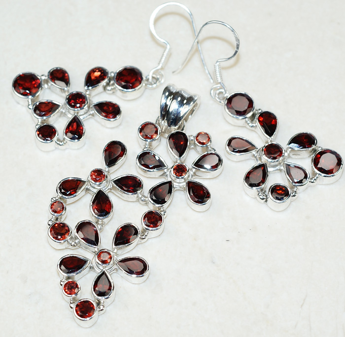 Изящный комплект с гранатами