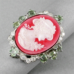 Кольцо с камеей и пастельно-зелеными сапфирами