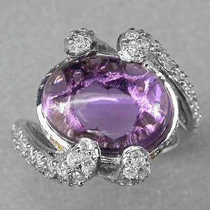 Изящное кольцо с кабошоном аметиста и сапфирами