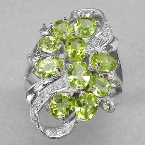 Прелестное кольцо с перидотами и сапфирами