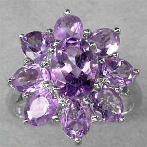 Прелестное кольцо-цветок с аметистами