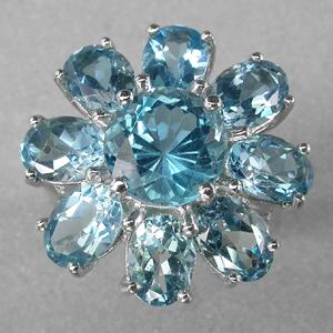 Прелестное кольцо-цветок с голубыми топазами