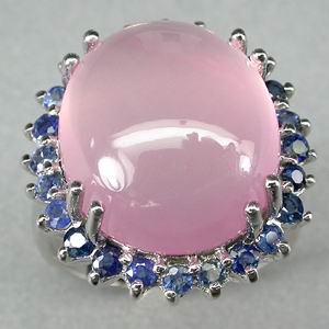 Кабошон розового кварца в окружении синих сапфиров