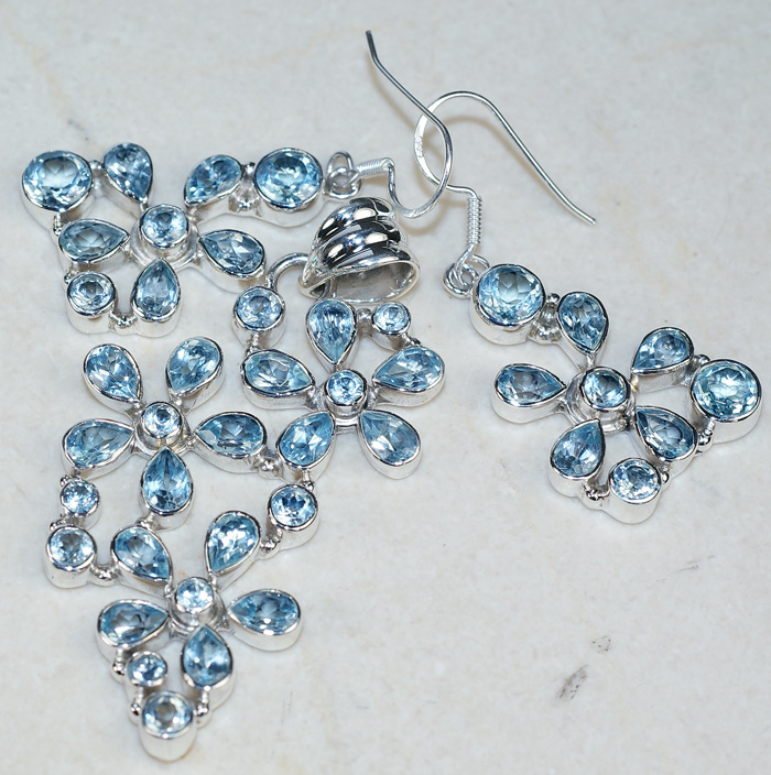 Замечательный комплект с голубыми топазами