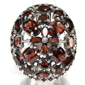 Крупное кольцо с мозамбикскими гранатами