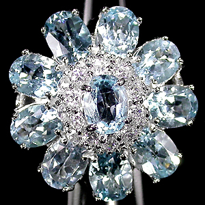 Замечательное кольцо-цветок с голубыми топазами