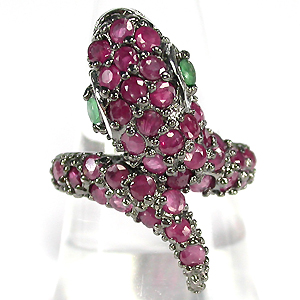 Кольцо «Кобра» с рубинами и изумрудами