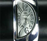 Оригинальные часы с циферблатом-полумесяцем 