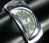 Оригинальные часы с циферблатом-полумесяцем 