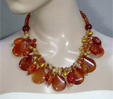 Колье с карнелианами и золотистым жемчугом