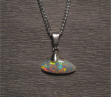 Кулон с драгоценным опалом на цепочке