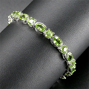 Изящный браслет с перидотами