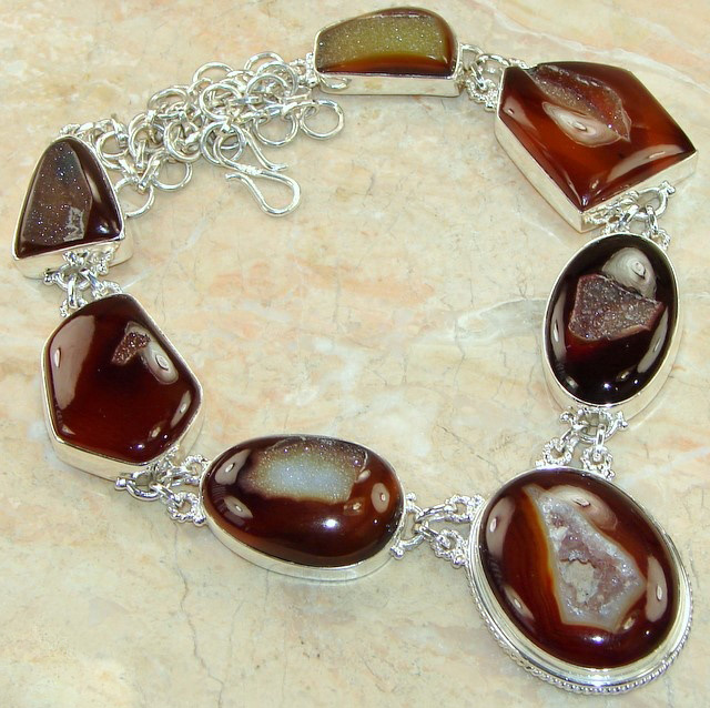 Замечательное колье с друзами агатов