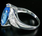 Кольцо с эффектной огранки голубым топазом и цирконами Серебро 925