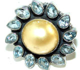 Кольцо с жемчужиной в хороводе голубых топазов Серебро 925
