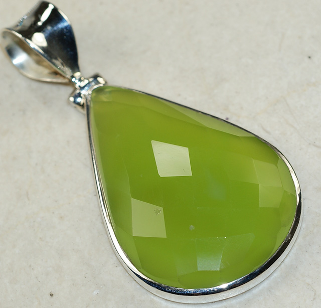 Яркий кулон с яблочно-зеленым агатом