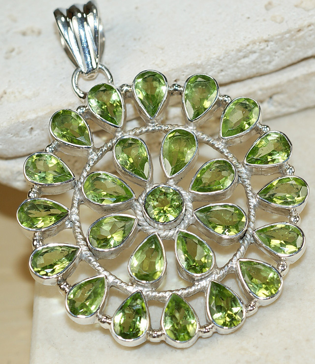 Замечательный крупный кулон с перидотами