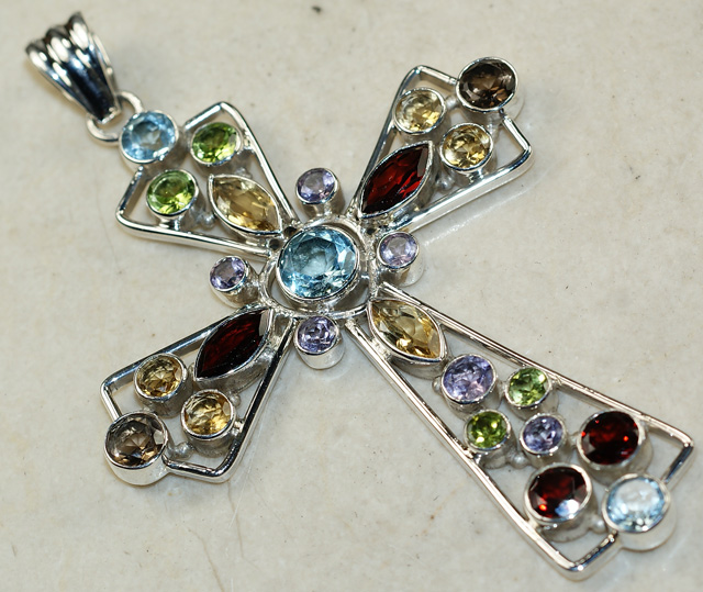 Замечательный крупный кулон-крест с самоцветами
