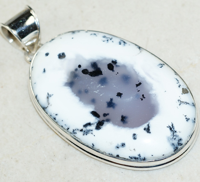 Кулон с крупным дендрическим агатом