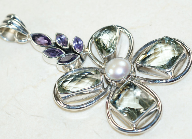 Кулон с зелеными и сиреневыми аметистами