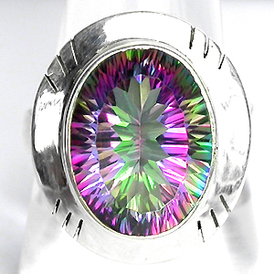 Стильное кольцо с мистик-топазом