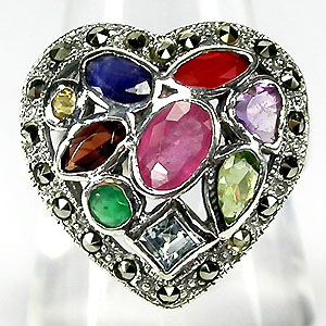 Кольцо-сердце с самоцветами