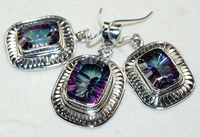 Комплект с яркими мистк-топазами