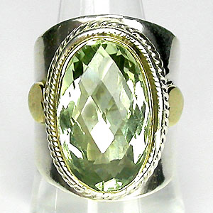 Перстень с позолотой и зеленым аметистом