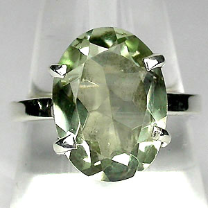 Стильное кольцо с зеленым аметистом