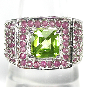 Перстень с перидотом и розовыми сапфирами