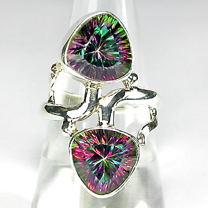 Интересное кольцо с мистическими топазами