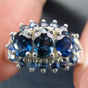 Кольцо с прозрачными синими сапфирами