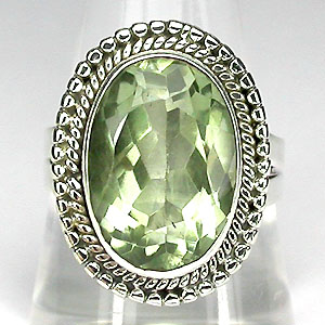 Стильное кольцо с зеленым аметистом