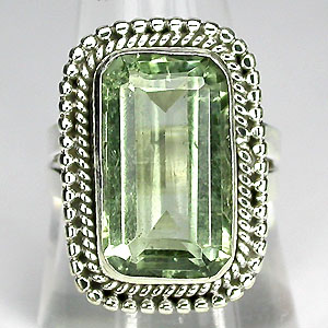 Эффектное кольцо с зеленым аметистом