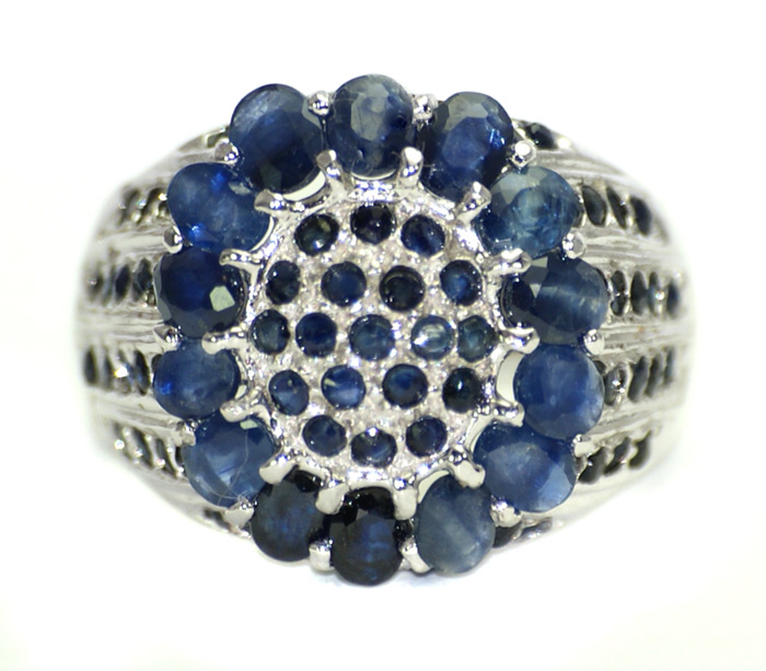 Перстень с синими сапфирами