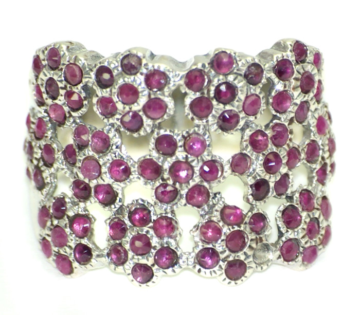 Широкое кольцо с пурпурными сапфирами