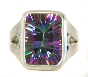 Эффектное кольцо с мистическим топазом