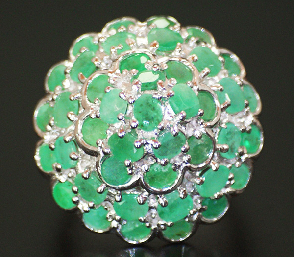 Эффектное кольцо с изумрудами