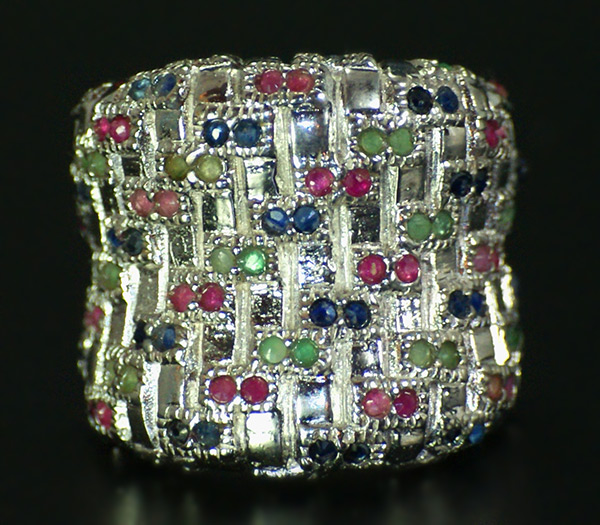 Широкое кольцо с сапфирами и изумрудами
