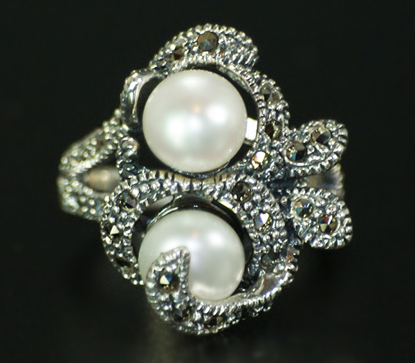 Эффектное кольцо с жемчугом и марказитами