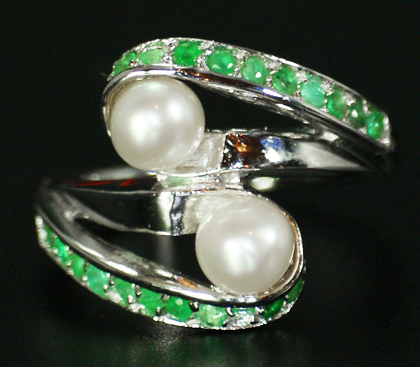 Эффектное кольцо с жемчугом и изумрудами