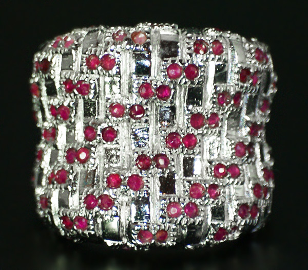 Широкое кольцо с рубинами