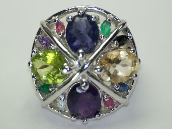 Праздничное кольцо с самоцветами